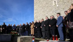 Zagreb, 10.12.2025 - HDZ će obilježava 26. godišnjicu smrti dr. Franje Tuđmana, prvog predsjednika Republike Hrvatske i utemeljitelja HDZ-a. Stranačko izaslanstvo će položilo je vijenac i zapalilo svijeću na Oltaru domovine, a nakon toga je održana prigodna akademija u dvorani Centra za posjetitelje "Medvedgrad". Na slici Tomo Medved, Gordan Jandroković, Dragan Čović, Davor Božinović, Željko Reiner, Vladimir Šeks, Ante Sanader, Nikolina Brnjac, Ivica Tafra.foto HINA/ Damir SENČAR/ ds