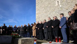 Zagreb, 10.12.2025 - HDZ će obilježava 26. godi&scaron;njicu smrti dr. Franje Tuđmana, prvog predsjednika Republike Hrvatske i utemeljitelja HDZ-a. Stranačko izaslanstvo će položilo je vijenac i zapalilo svijeću na Oltaru domovine, a nakon toga je održana prigodna akademija u dvorani Centra za posjetitelje "Medvedgrad". Na slici Tomo Medved, Gordan Jandroković, Dragan Čović, Davor Božinović, Željko Reiner, Vladimir &Scaron;eks, Ante Sanader, Nikolina Brnjac, Ivica Tafra.foto HINA/ Damir SENČAR/ ds