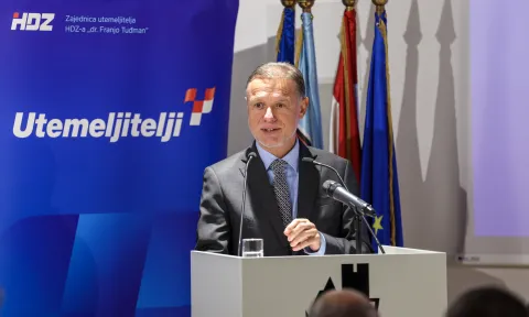 Zagreb, 10.12.2025 - HDZ će obilježava 26. godi&scaron;njicu smrti dr. Franje Tuđmana, prvog predsjednika Republike Hrvatske i utemeljitelja HDZ-a. Stranačko izaslanstvo će položilo je vijenac i zapalilo svijeću na Oltaru domovine, a nakon toga je održana prigodna akademija u dvorani Centra za posjetitelje "Medvedgrad". Na slici Gordan Jandroković.foto HINA/ Damir SENČAR/ ds