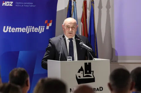 Zagreb, 10.12.2025 - HDZ će obilježava 26. godi&scaron;njicu smrti dr. Franje Tuđmana, prvog predsjednika Republike Hrvatske i utemeljitelja HDZ-a. Stranačko izaslanstvo će položilo je vijenac i zapalilo svijeću na Oltaru domovine, a nakon toga je održana prigodna akademija u dvorani Centra za posjetitelje "Medvedgrad". Na slici Tomo Medved.foto HINA/ Damir SENČAR/ ds