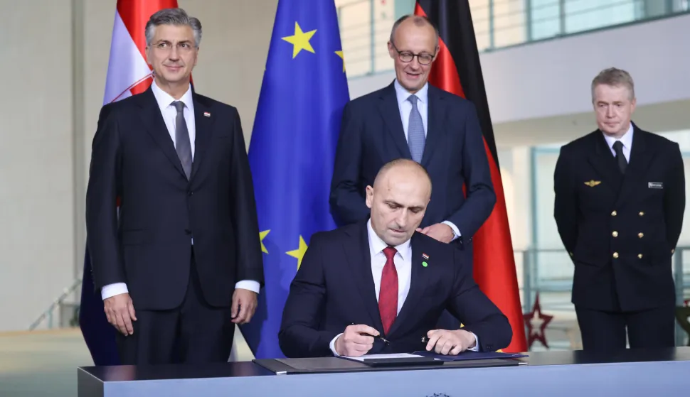U prisutnosti predsjednika Vlade Republike Hrvatske Andreja Plenkovića i saveznog kancelara Savezne Republike Njemačke Friedricha Merza u Berlinu, potpredsjednik Vlade Republike Hrvatske i ministar obrane Ivan Anu&scaron;ić u srijedu, 10. prosinca 2025., potpisao je Usugla&scaron;eni dokument &ndash; potvrdu narudžbe o isporuci 44 tenka Leopard 2A8 Hrvatskoj.