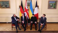 epa12578576 (L-R) Germany's Chancellor Friedrich Merz, Britain's Prime Minister Keir Starmer, Ukraine's President Volodymyr Zelensky and France's President Emmanuel Macron sit down ahead of a meeting at 10 Downing Street in London, Britain, 08 December 2025. EPA/ADRIAN DENNIS/POOL MAXPPP OUT