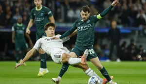 epa12583762 Real Madrid's Gonzalo Garcia (L) in action against Manchester City's Bernardo Silva during the UEFA Champions League soccer match between Real Madrid and Manchester City, in Santiago Bernabeu stadium, Madrid, Spain, 10 December 2025. EPA/JuanJo Mart?n