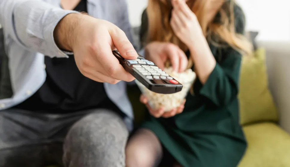 obitelj gleda tv