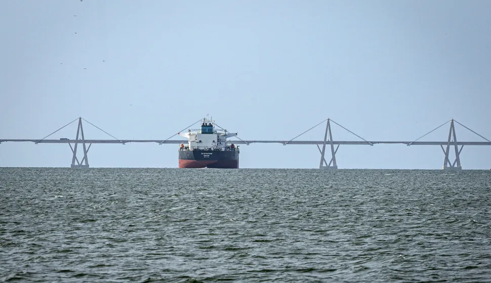 epa11997456 View of an oil tanker in Lake Maracaibo in Maracaibo, Venezuela, 29 March 2025. US President Donald Trump's decision to impose 25% tariffs on countries that buy crude oil from Caracas and the end of the license of the US company Chevron jeopardize the heart of Venezuela's economy, industry experts told EFE, warning of a new adverse scenario for the Caribbean country. EPA/Henry Chirinos