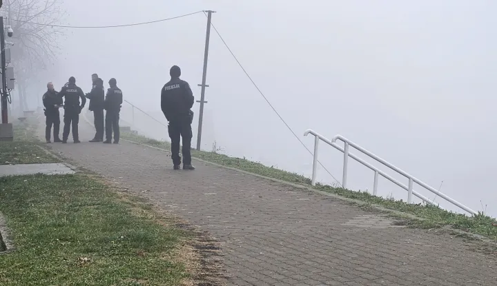 11.12.2025. Slavonski Brod - Prevrnuo se čamac u Savi u Slavonskom Brodu u četvrtak rano ujutro, policija je iz hladne rijeke izvukla više od deset ljudi, Photo: Zeljka Gavranovic/PlusPortal/PIXSELL