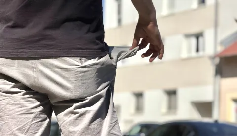 Osijek, 02. 09. 2025., kredit; nema novaca; prazni džep; prazni đepovi; stambeni kredit; potrošački kredit; ilustracijeSNIMIO BRUNO JOBST