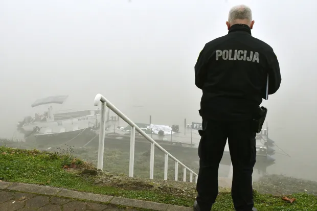 Slavonski Brod, 11.12.2025. - Prevrnuo se čamac s migrantima na Savi u Slavonskom Brodu. Na fotografiji pripadnik policije.foto HINA/ ml