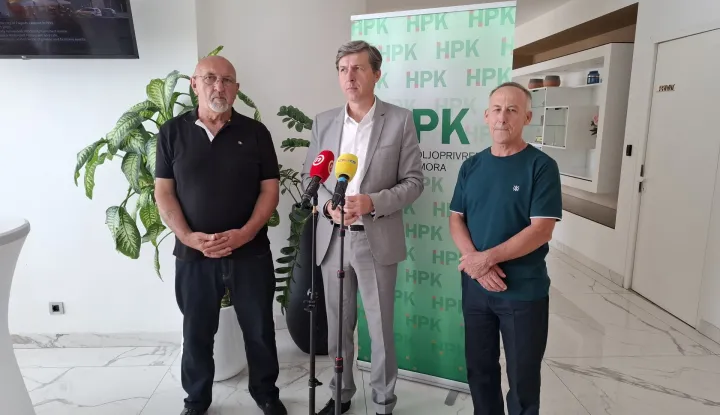 Zagreb, 05.06.2025. - U Hrvatskoj bi ove godine moglo biti požeto oko milijun tona p&scaron;enice sa zasijanih 160 tisuća hektara, a ratari smatraju da bi minimalna cijena koja bi pokrila tro&scaron;kove proizvodnje trebala iznositi 200 eura po toni, rekli su u četvrtak predstavnici Hrvatske poljoprivredne komore (HPK). Na fotografiji Petar Pranjić, Mladen Jakopović, Matija Brlo&scaron;ić. foto HINA/ Tanja PERNIČKA/ tm