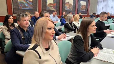 VINKOVCIU Vinkovcima je održana 6. sjednica Županijske skupštine Vukovarsko-srijemske županije, posljednja u ovoj godini. Glavna vijest svakako je usvajanje rekordnog proračuna, koji će u 2026. godini iznositi nešto više od 230 milijuna eura.prosinac 2025.