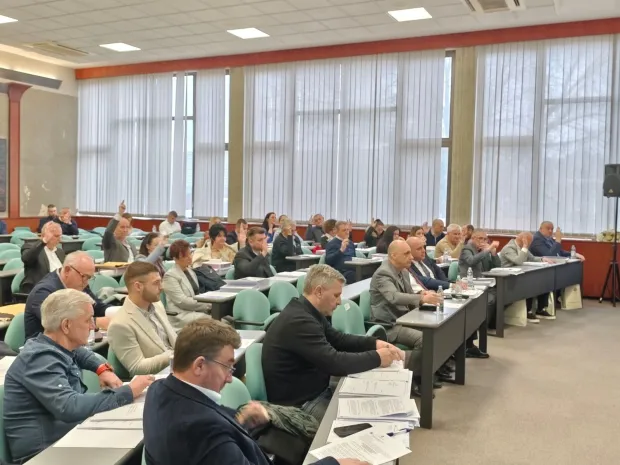 VINKOVCIU Vinkovcima je održana 6. sjednica Županijske skup&scaron;tine Vukovarsko-srijemske županije, posljednja u ovoj godini. Glavna vijest svakako je usvajanje rekordnog proračuna, koji će u 2026. godini iznositi ne&scaron;to vi&scaron;e od 230 milijuna eura.prosinac 2025.