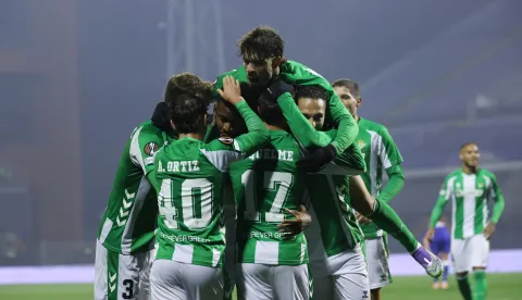 Zagreb, 11.12.2025 - Utakmica 6. kola Europske lige izme?u GNK Dinama i Real Betisa. Na slici Real Betisa slave pogodak. foto HINA/ Damir SEN?AR/ ds