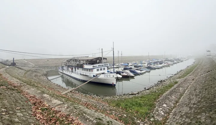 Osijek, 10. 11. 2025., slobodnjaci, slobodnjak, Zimska luka, brod; nizak vodostaj; vodostaj; čamac; čamci; magla; jesen; hladnije vrijeme; vrijeme; vremenska prognozaSNIMIO BRUNO JOBST