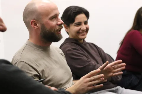 Osijek, 11. 12. 2025, Radionica pisanja krimića. Društvo ljubitelja književnosti "Littera". Gost; Miro Morović, pisac krimića. Kutak za knjigu, Trg Lava Mirskog 3. Miro Morović.snimo GOJKO MITIĆ