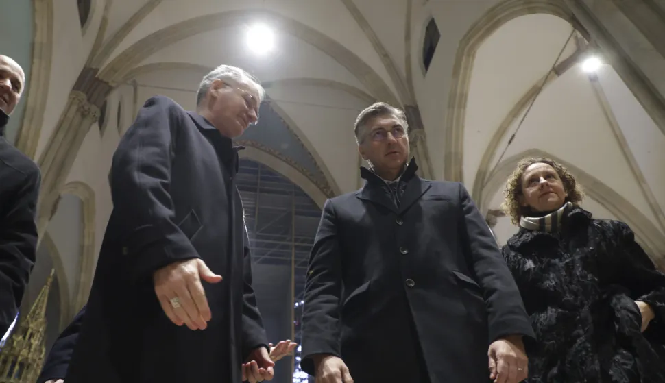 Zagreb, 12.12.2025.- Predsjednik Vlade RH Andrej Plenković i zagrebački nadbiskup Dražen Kutle&scaron;a u pratnji ministrice kulture NIne Obuljen Kržinek obi&scaron;li su unutarnji dio Zagrebačke katedrale. Na fotografiji Andrej Plenković, Nina Obuljen Koržinek, Dražen Kutle&scaron;a.foto HINA/ Admir BULJUBA&Scaron;IĆ/ abu