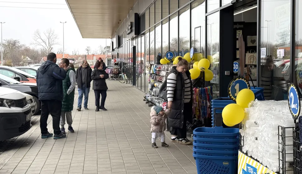 Osijek, 28. 11. 2025., Crni petak, Black friday, popust, sniženja, kupovina, kupovna moćSNIMIO BRUNO JOBST