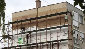 Osijek, 24. 09. 2025, Jug 2, energetska obnova zgrada, obnova fasade, građevina, građeviski radovi, radnici na skeli. snimio GOJKO MITIĆ