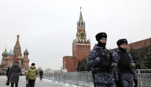 epa11892748 Russian police patrol in front of the Moscow Kremlin on Red Square in Moscow, Russia, 13 February 2025. Russia has begun preparing a negotiating group to organize a meeting between the presidents of Russia and the United States, Russian presidential press secretary Dmitry Peskov said. The day before, Putin and Trump had a telephone conversation. EPA/MAXIM SHIPENKOV