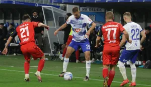 Osijek, 02. 11. 2024, Opus Arena, SuperSport HNL 24/25, nogmet, Osijek - Gorica. Luka Jelinić (26) i.Roko Jurišić (22)snimio GOJKO MITIĆ