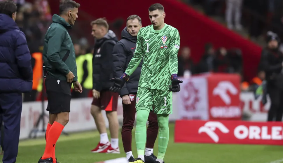 Var&scaron;ava, 15.10.2024 - Utakmica 4. kola Lige nacija između reprezentacija Poljske i Hrvatske na stadionu Narodowy u Var&scaron;avi. Na slici Dominik Livaković izlazi s terena nakon crvenog kratona.foto HINA/ Danijel KASAP/ ds