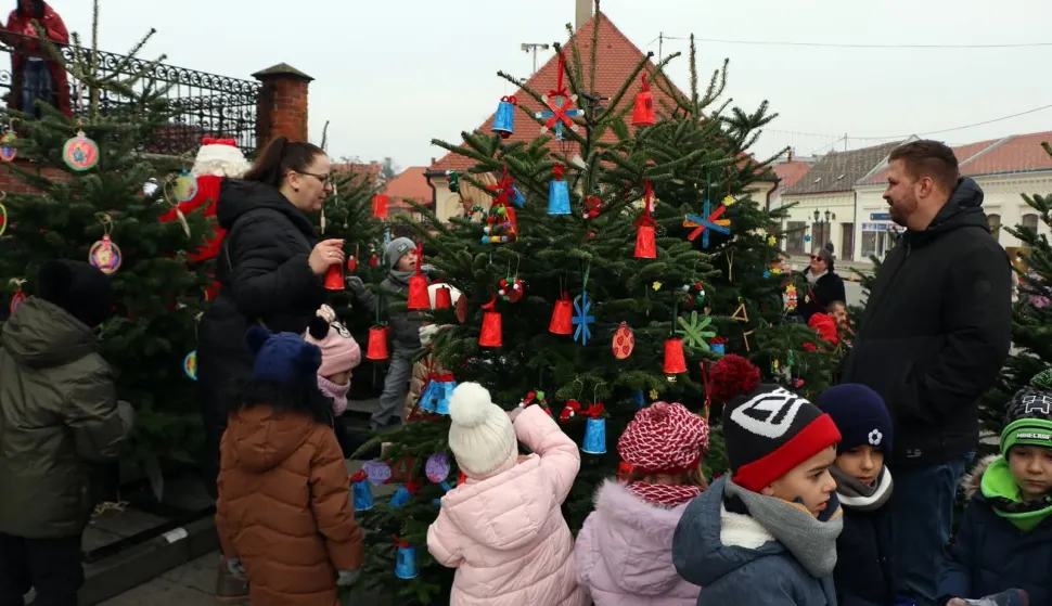 ĐakovoDjeca kitila borove ispred katedrale zajedno s gadonačelnikom MandarićemProsinac 2025.