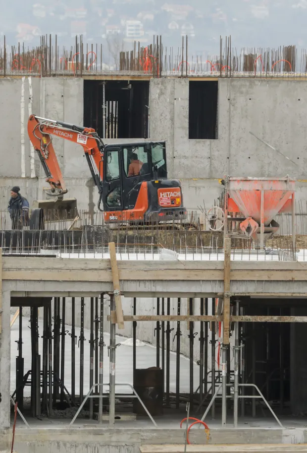 31.01.2022.,Zagreb, novi krug prijava za subvencionirane stambene kredite pocinje u ozujku. Javni poziv za dostavu ponuda zainteresiranih kreditnih institucija vezanih uz visinu kamatnih stopa, sto je ujedno i prvi korak prema raspisu novog javnog poziva za gradjane, biti ce objavljen sredinom veljace. U prvoj polovici ozujka trebao bi biti raspisan javni poziv za gradjane. Mjeru mogu iskoristiti svi gradjani Hrvatske koji su mladji od 45 godina te koji u svom vlasnistvu nemaju stan ili kucu. Subvencioniranje kredita odobrava se za kupnju stana ili kuce, odnosno gradnju kuce do najviše 1.500 eura po metru kvadratnom odnosno do najviseg iznosa kredita od 100.000 eura u kunskoj protuvrijednosti. Rok otplate kredita ne smije biti kraci od 15 godina. Photo: Robert Anic/PIXSELL