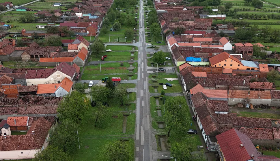02.07.2024., Bosnjaci - Snazno nevrijeme zahvatilo je sinoc kontinentalni dio zemlje. U Bosnjacima je bila tuca velicine teniske loptice. Krovovi i procelja kuca su osteceni, puni su rupa, mnogi automobili su razbijeni, plastenici unisteni, a na usjevima je steta stopostotna. Pogledajte snimke iz zraka. Photo: Davor Javorovic/PIXSELL