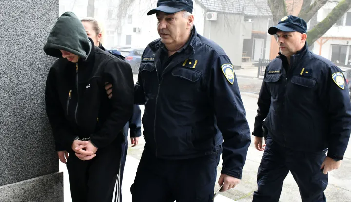 12.12.2025., Slavonski Brod - ​Privodjenje drzavljanina Bosne i Hercegovine pred sudca ​Zupanijskog suda u Slavonskom Brodu ​koji je osumnjicen za jucerasnje kriumcarenje migranata preko Save. Photo: Ivica Galovic/PIXSELL