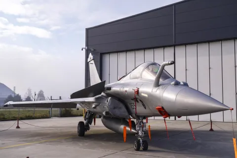 Zagreb, 11.12.2025. - Predsjednik Republike i vrhovni zapovjednik Oružanih snaga RH Zoran Milanović sudjelovao je na obilježavanju 34. obljetnice Hrvatskog ratnog zrakoplovstva. Tim povodom uručo je promaknuća i pohvale pripadnicima Hrvatskog ratnog zrakoplovstva.Na fotografiji ilustracija: Rafale.foto HINA/ Edvard &Scaron;U&Scaron;AK