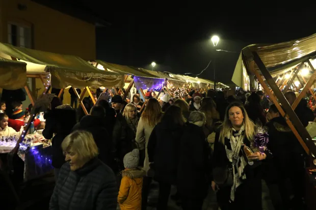 Bilje, 12. 12. 2025, Centar Bilja. otvorenje Adventa u Bilju, Božićni sajam O&Scaron; Bilje.snimio GOJKO MITIĆ