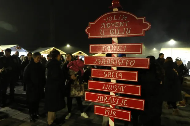 Bilje, 12. 12. 2025, Centar Bilja. otvorenje Adventa u Bilju, Božićni sajam O&Scaron; Bilje.snimio GOJKO MITIĆ