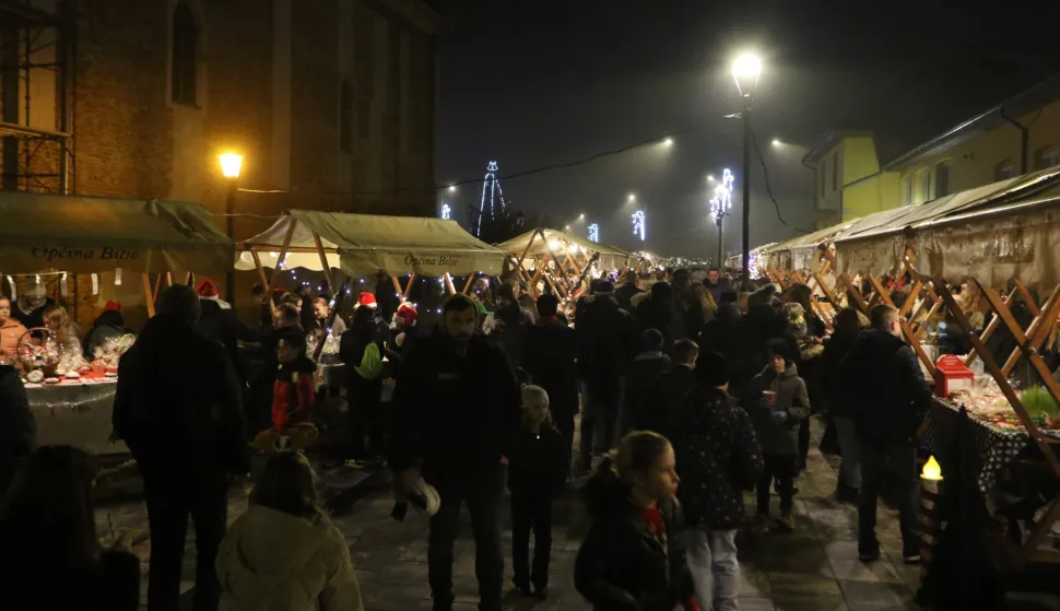 Bilje, 12. 12. 2025, Centar Bilja. otvorenje Adventa u Bilju, Božićni sajam O&Scaron; Bilje.snimio GOJKO MITIĆ