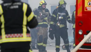 Zagreb, 27.11.2025. - U skladištu guma u Zagrebačkoj ulici u Lužanu kod Sesveta oko 13 sati izbio je požar, a prema priopćenju Javne vatrogasne postrojbe Zagreb čiji pripadnici gase otvoreni plamen, u požaru su ozlijeđeni radnici u skladištu zbog čega je na terenu i hitna pomoć. Na fotografiji vatrogasci. foto HINA/ Lana SLIVAR DOMINIĆ/ lsd