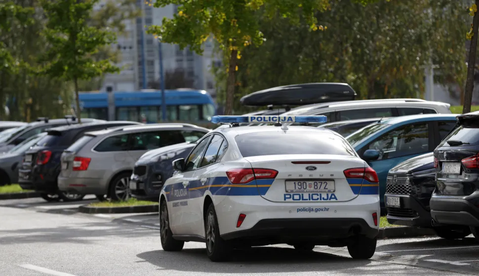 Zagreb, 22.10.2025.- Policija je nakon intenzivne potrage u srijedu ne?to prije 12 sati uhitila napada?a koji je u Novom Zagrebu hicem iz vatrenog oru?ja mu?karca ranio u nogu i pobjegao, potvrdila je zagreba?ka policija. Pucnjava se dogodila nedaleko Muzeja suvremene umjetnosti, podru?je osigurava policija, a na mjestu zlo?ina su i kola hitne pomo?i. foto HINA/ Lana SLIVAR DOMINI?/ ua