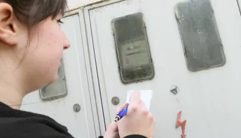 02.10.2013., Koprivnica - Gradjani popisuju stanje brojila kako bi kod HEP-a ostvarili najavljeno pojeftinjenje struje. Photo: Marijan Susenj/PIXSELL------1 stupac colornovosit