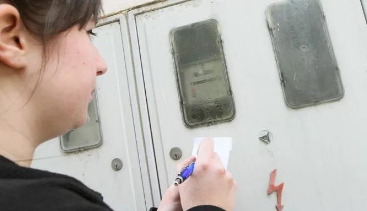 02.10.2013., Koprivnica - Gradjani popisuju stanje brojila kako bi kod HEP-a ostvarili najavljeno pojeftinjenje struje. Photo: Marijan Susenj/PIXSELL------1 stupac colornovosit