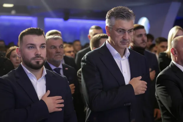 Zagreb, 13.12.2025.- &nbsp;XVIII. Opći sabor Mladeži Hrvatske demokratske zajednice (HDZ). Na fotografiji predsjednik Mladeži HDZ-a Tin Jurak, predsjednik Vlade RH i HDZ-a Andrej Plenković.foto HINA/ Admir BULJUBA&Scaron;IĆ/ abu