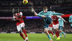 epa12590606 Bukayo Saka of Arsenal (L) in action against David Moller Wolfe of Wolverhampton during the English Premier League match between Arsenal FC and Wolverhampton Wanderers, in London, Britain, 13 December 2025. EPA/TOLGA AKMEN EDITORIAL USE ONLY. No use with unauthorized audio, video, data, fixture lists, club/league logos, 'live' services or NFTs. Online in-match use limited to 120 images, no video emulation. No use in betting, games or single club/league/player publications.
