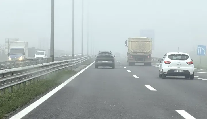 Osijek, 01. 12. 2025., Obilaznica, promet, magla, automobili, cesta, prometnica, smanjena vidljivost, ilustracija, slobodnjak, slobodnjaciSNIMIO BRUNO JOBST