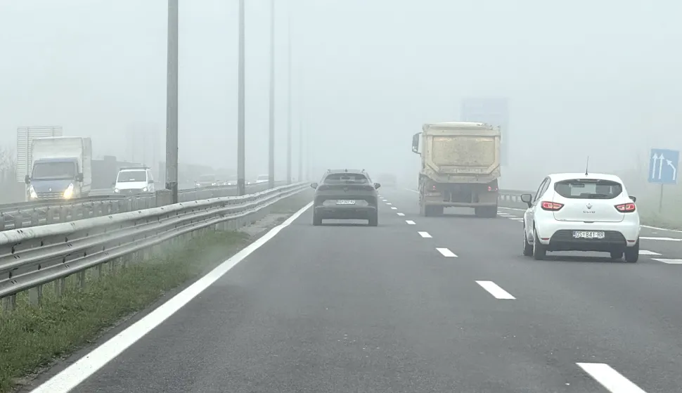 Osijek, 01. 12. 2025., Obilaznica, promet, magla, automobili, cesta, prometnica, smanjena vidljivost, ilustracija, slobodnjak, slobodnjaciSNIMIO BRUNO JOBST
