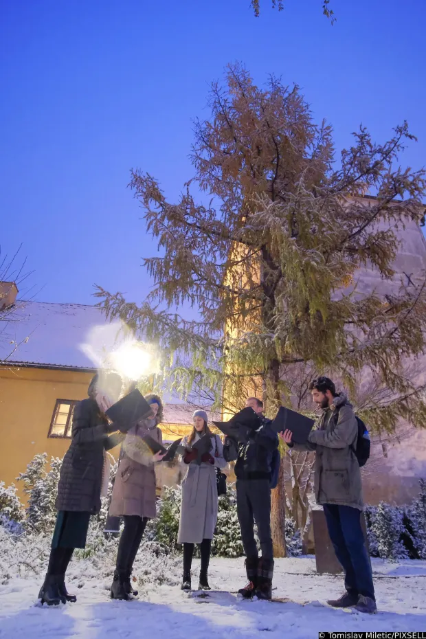 02.12.2020., Zagreb - Program "Advent pod lanternom" poceo je danas kod Kule Lotrscak te se uz glazbenu podrsku bozicnih pjesmama iz hrvatske i svjetske glazbene riznice nastavio preko Parka Bele IV do Parka Gric.Svake srijede i cetvrtka od 2. do 24. prosinca nazigaci ce plinske svjetiljke na Gornji Gradruzigati uz pratnju zborova glazbene udruge Musica NotarPhoto: Tomislav Miletic/PIXSELL