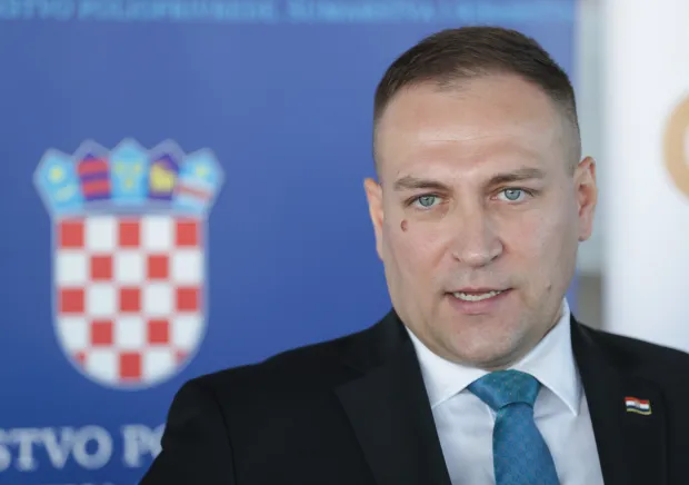 Zagreb, 04.11.2025.- Potpredsjednik Vlade i ministar poljoprivrede, &scaron;umarstva i ribarstva David Vlajčić dodijelio je 83 ugovora o financiranju korisnicima intervencije 75.01 "Uspostava mladih poljoprivrednika" iz Strate&scaron;kog plana Zajedničke poljoprivredne politike Republike Hrvatske 2023. - 2027. Ukupna vrijednost ugovora iznosi vi&scaron;e od 6,2 milijuna eura.&nbsp; Na fotografiji David Vlajčić.foto HINA/ Admir BULJUBA&Scaron;IĆ/ abu