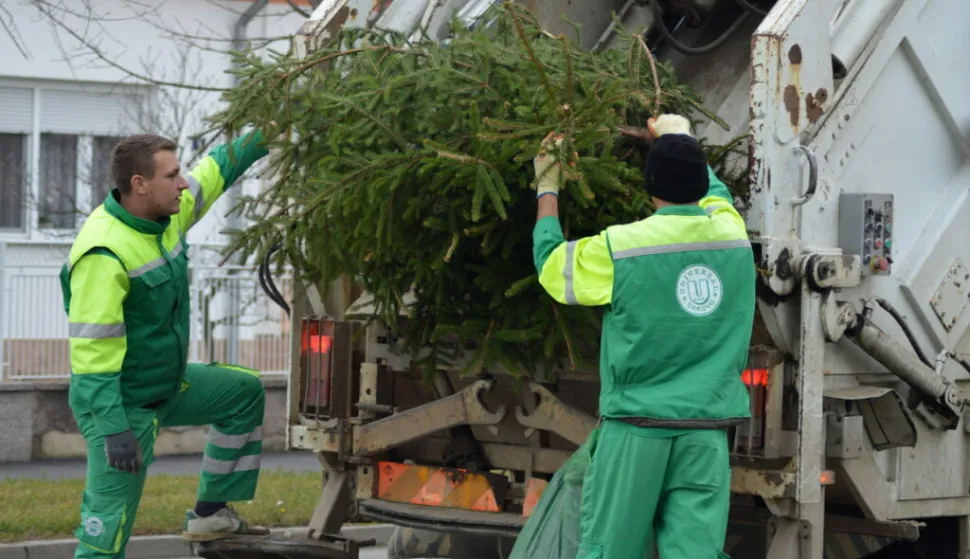 ĐakovoSiječanj 2025.Univerzalov odvoz raskićenih božićnih drvaca