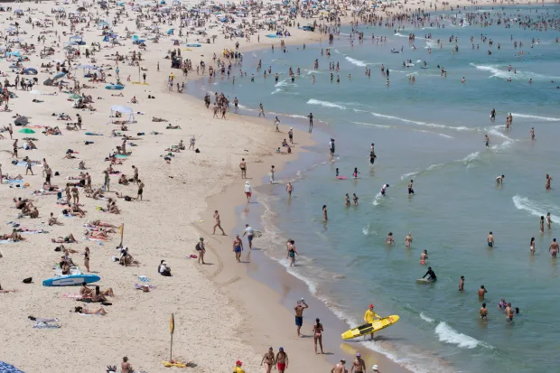 epa11018421 People take part in activities at Bondi Beach in Sydney, Australia, 09 December 2023. A heatwave across four states has led to numerous outback towns reaching temps into the 40Cs, raising concerns for bushfires and workplace safety. EPA/BRENT LEWIN AUSTRALIA AND NEW ZEALAND OUT