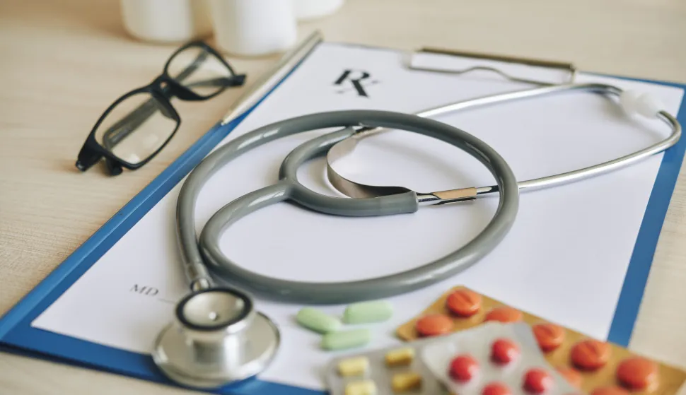 Stethoscope and medicine on prescription document on doctors tabledoktor ordinacija ilustracija freepik