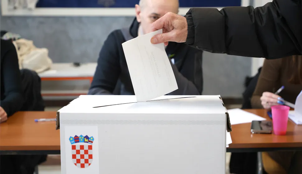 Osijek, 12. 01. 2025., Predsjednički izbori, drugi krug, birali&scaron;ta, izborna mjesta, glasovanje, biračiSNIMIO BRUNO JOBST