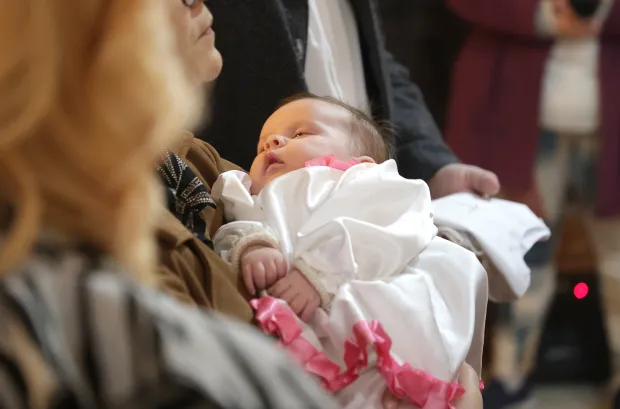 Osijek, 14. 12. 2025., Župa Preslavnog Imena Marijina, kr&scaron;etenje, peto dijete u obitelji, Noemi Lovrinčević, sv. misa, Đuro HranićSNIMIO BRUNO JOBST