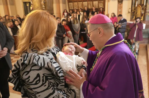 Osijek, 14. 12. 2025., Župa Preslavnog Imena Marijina, kr&scaron;etenje, peto dijete u obitelji, Noemi Lovrinčević, sv. misa, Adrijana Lovrinčević; Noemi Lovrinčević; Đuro HranićSNIMIO BRUNO JOBST