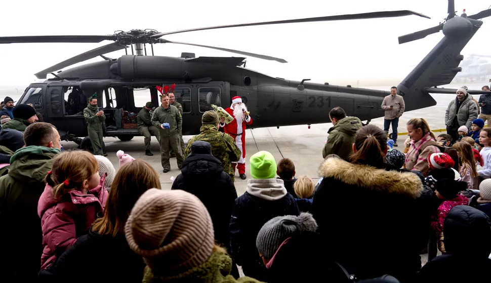 Zagreb, 14.12.2025 - Uo?i bo?i?nih blagdana, Djed Bo?i?njak sletio je u nedjelju prijepodne u vojarnu ?Lu?ko? vojnim helikopterom Black Hawk da bi djeci djelatnika Hrvatskog ratnog zrakoplovstva (HRZ) podijelio darove i razveselio najmla?e. foto HINA/ MORH/ ik        