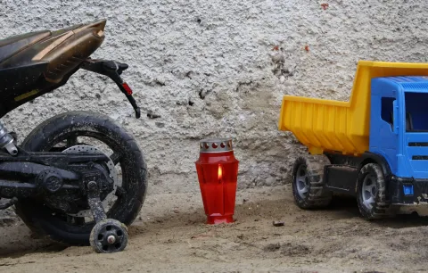 14.12.2025. - Bedekovcina - Policijski ocevid u kuci gdje je prema zasad dostupnim informacijama, muskarac vatrenim je oruzjem u obiteljskoj kuci usmrtio suprugu, a potom je pocinio samoubojstvo u klijeti, nedaleko od mjesta ubojstva. Photo: Josip Mikacic/PIXSELL